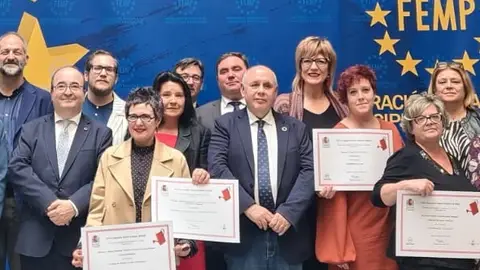 Fotografía de los premiados y entre ellos los representantes de Carrizosa Fotografía de los premiados y entre ellos los representantes de Carrizosa