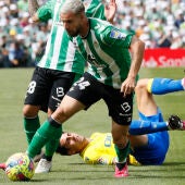 Aitor Ruibal controla el balón ante el Cádiz.