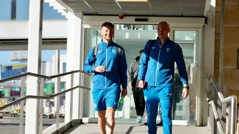 Rakitic y Dmitrovic, antes de embarcar en el avión rumbo a Manchester. Rakitic y Dmitrovic, antes de embarcar en el avión rumbo a Manchester.