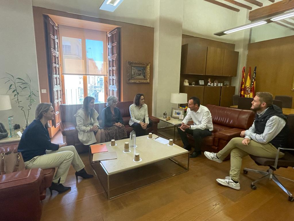 El Ayuntamiento de Elche se compromete con ASFEME a financiar una sede para ampliar sus servicios a las personas con enfermedad mental El Ayuntamiento de Elche se compromete con ASFEME a financiar una sede para ampliar sus servicios a las personas con enfermedad mental
