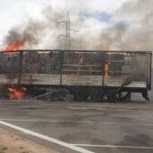 Camión incendiado en la A-4