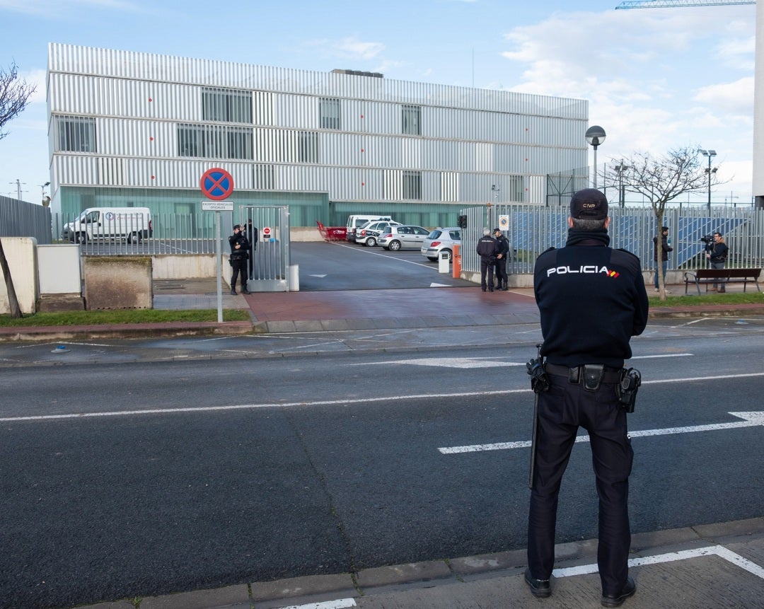 Detenido un joven de 21 años tras proponer un trío a una pareja que practicaba sexo en un parque infantil Detenido un joven de 21 años tras proponer un trío a una pareja que practicaba sexo en un parque infantil