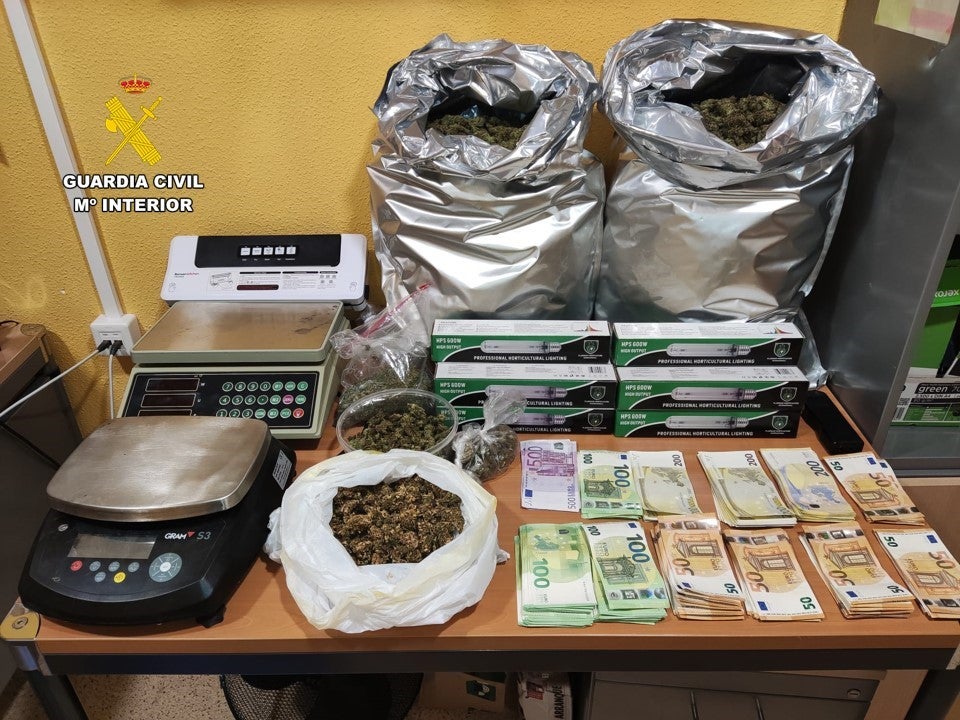 La Guardia Civil desmantela en Calp a un grupo organizado de narcotraficantes La Guardia Civil desmantela en Calp a un grupo organizado de narcotraficantes