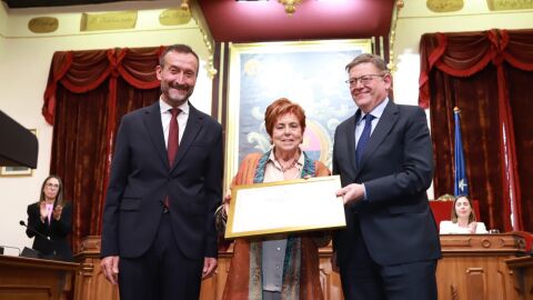 El alcalde de Elche y el presidente de la Generalitat con la viuda de Tomas Vives El alcalde de Elche y el presidente de la Generalitat con la viuda de Tomas Vives