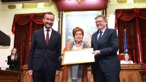 El alcalde de Elche y el presidente de la Generalitat con la viuda de Tomas Vives El alcalde de Elche y el presidente de la Generalitat con la viuda de Tomas Vives