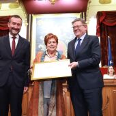 El alcalde de Elche y el presidente de la Generalitat con la viuda de Tomas Vives
