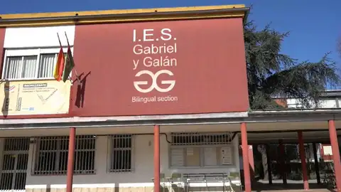 Alumnos del IES Gabriel y Galán de Plasencia tuvieron que ser desalojados tras el derrumbe de un recubrimiento Alumnos del IES Gabriel y Galán de Plasencia tuvieron que ser desalojados tras el derrumbe de un recubrimiento