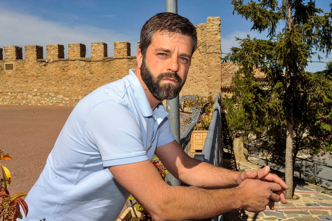 Antonio Moreno, de actor porno y bombero, a alcalde: "Estaba tranquilo con mis cabras, pero me ofrecieron hacerme cargo de Carcelén" Antonio Moreno, de actor porno y bombero, a alcalde: "Estaba tranquilo con mis cabras, pero me ofrecieron hacerme cargo de Carcelén"