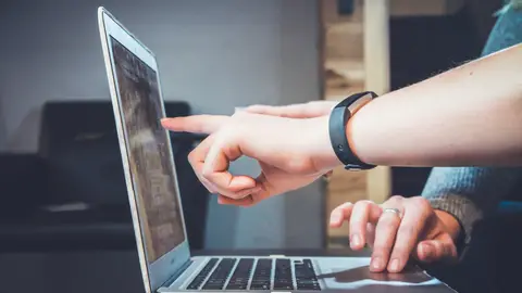 Trabajadores en una empresa Las PYMES que mantengan salarios se podrán acoger a las ayudas del Gobierno para la semana laboral de 4 díasUn