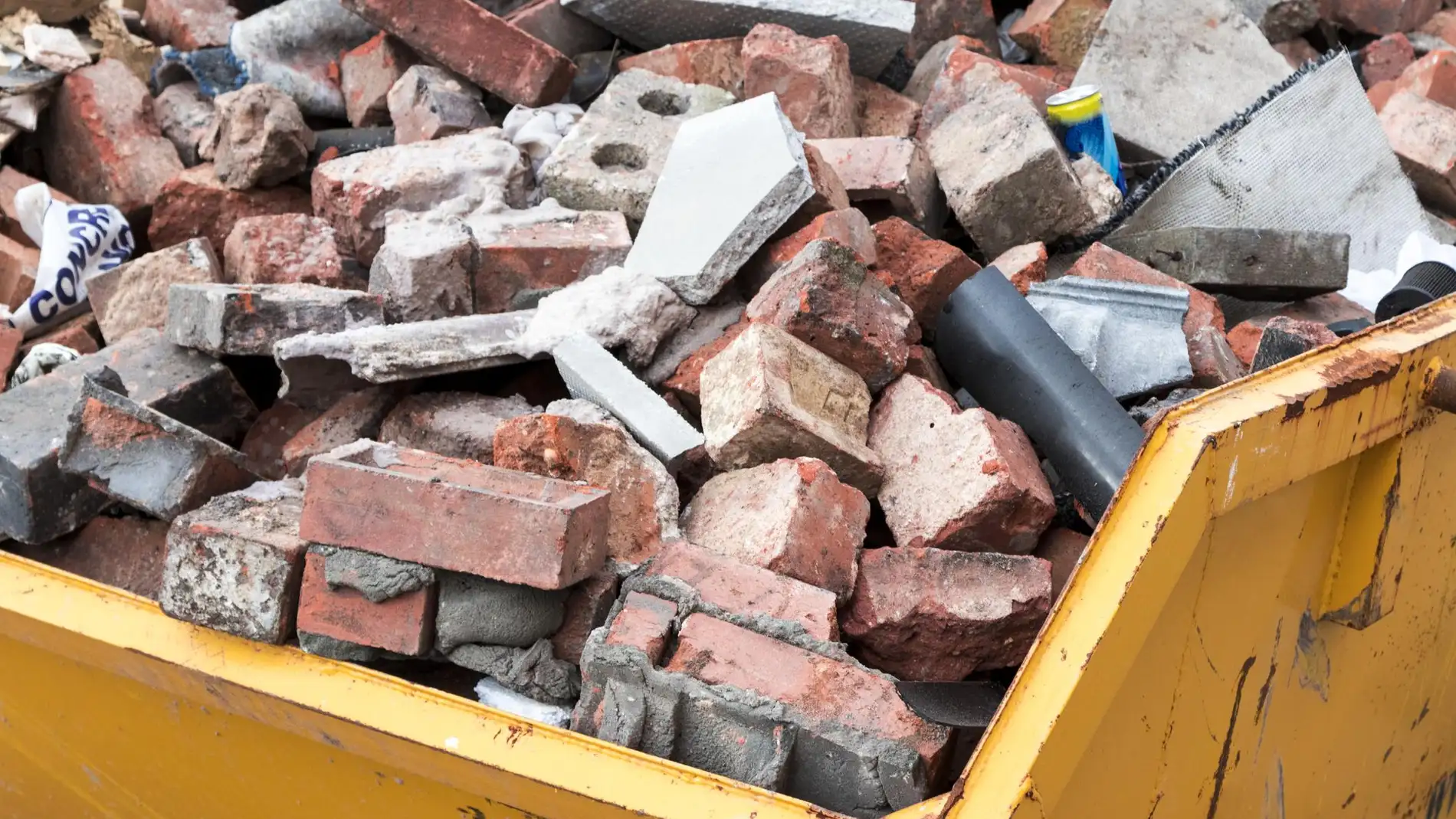 La Policía Local sanciona a mas de cien usuarios de contenedores de obras por mala utilización