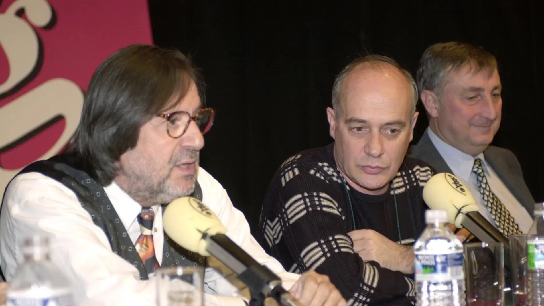 Foto de archivo (30-1-2003).- El periodista Carlos Tena, durante la presentación de un libro del cantautor catalán Joan Isaac