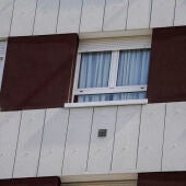Muere la mujer que saltó con su hija en brazos desde un quinto piso en Asturias