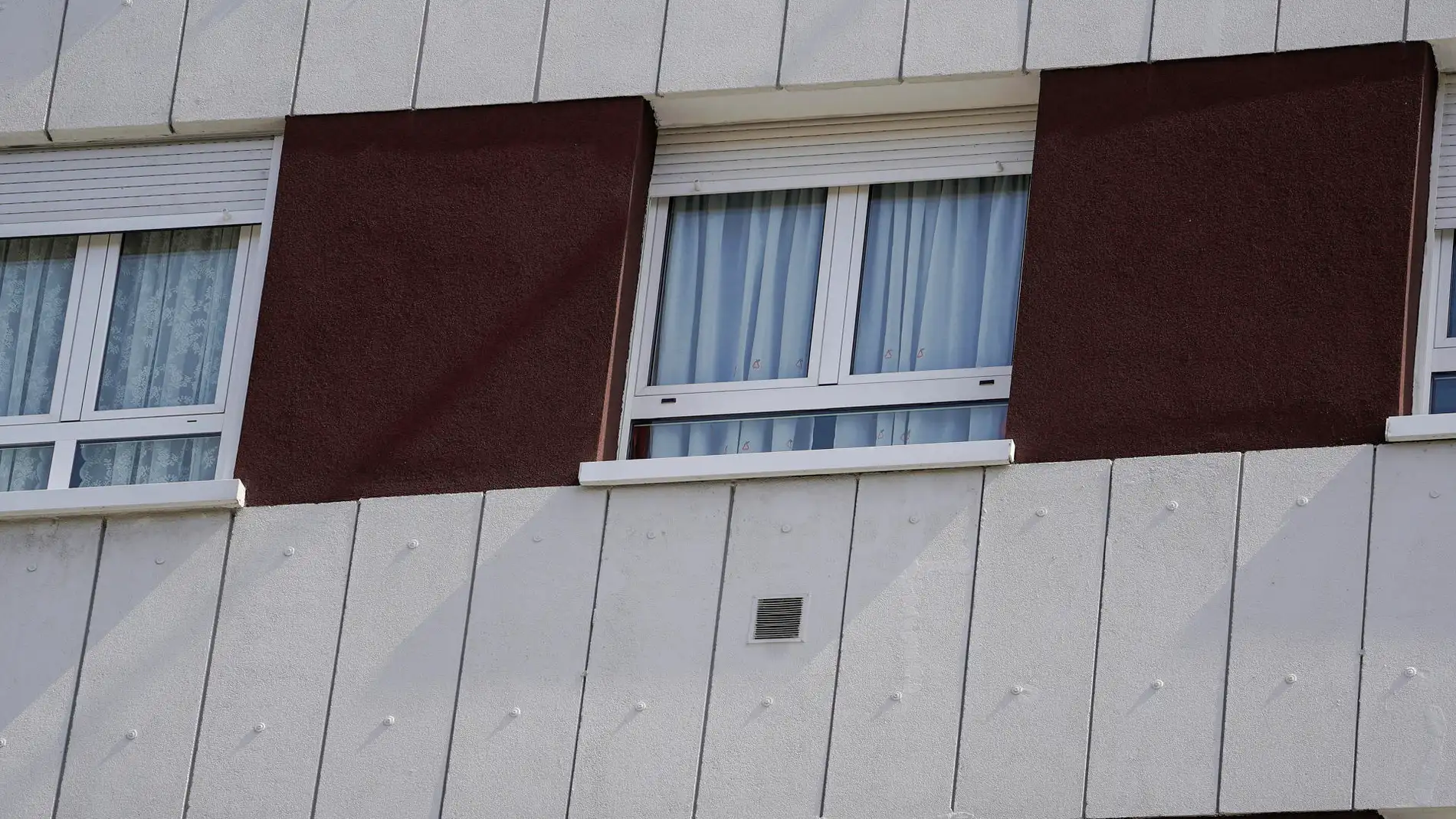 Muere la mujer que saltó con su hija en brazos desde un quinto piso en Asturias
