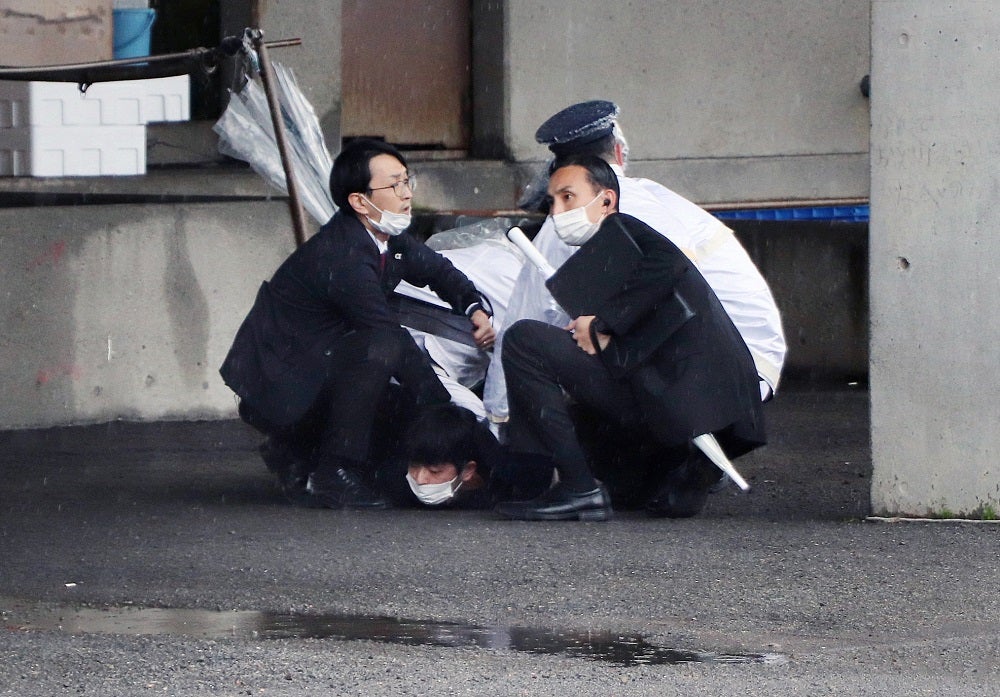 El primer ministro de Japón, evacuado tras un ataque con explosivos en un mitin El primer ministro de Japón, evacuado tras un ataque con explosivos en un mitin