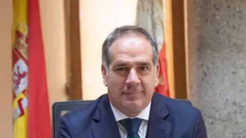Santiago Román en su despacho Santiago Román en su despacho