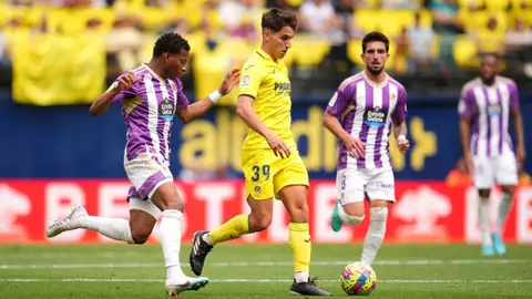 Terrats protege un balón ante un jugador del Valladolid Terrats protege un balón ante un jugador del Valladolid