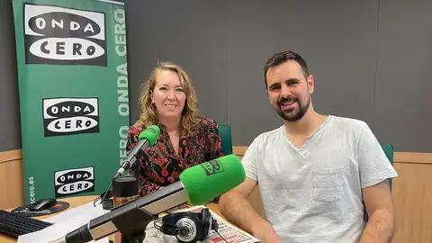 Joan Muntaner, vocalista de la banda mallorquina Xanguito, junto a la periodista de Onda Cero Elka Dimitrova Joan Muntaner, vocalista de la banda mallorquina Xanguito, junto a la periodista de Onda Cero Elka Dimitrova