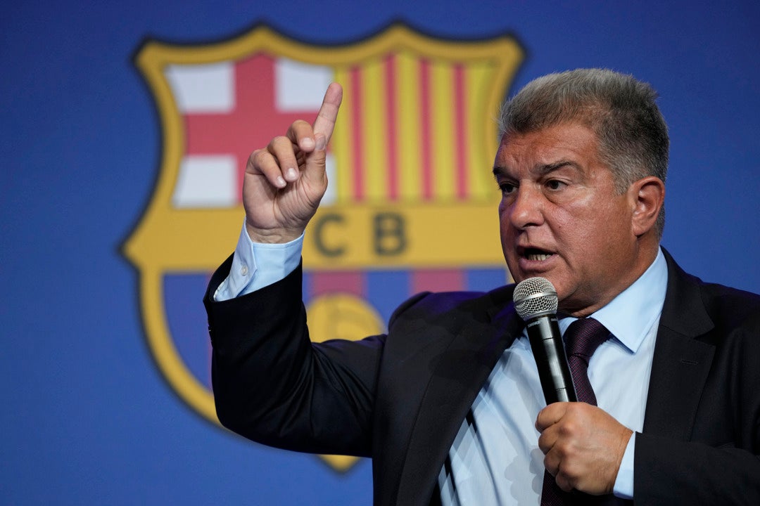 Laporta carga contra el Real Madrid, le acusa de ser "el equipo del régimen de turno" beneficiado por los árbitros Laporta carga contra el Real Madrid, le acusa de ser "el equipo del régimen de turno" beneficiado por los árbitros