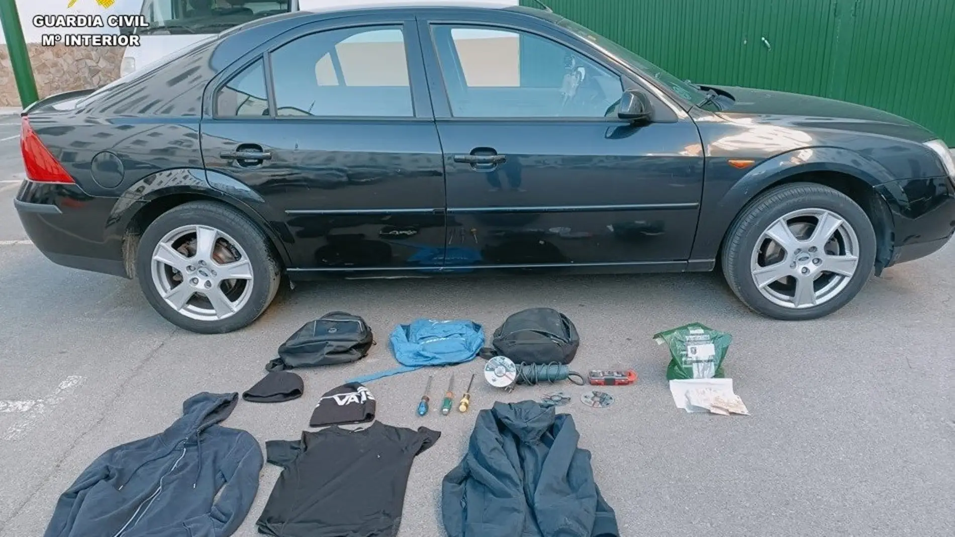 Vehículo y objetos incautados por la Guardia Civil