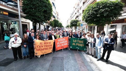 El alcalde Antonio Muñoz junto a vecinos de Los Remedios