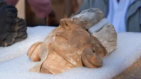 Relieves figurados hallados en el yacimiento de Casas del Turuñuelo (Badajoz) Relieves figurados hallados en el yacimiento de Casas del Turuñuelo (Badajoz)