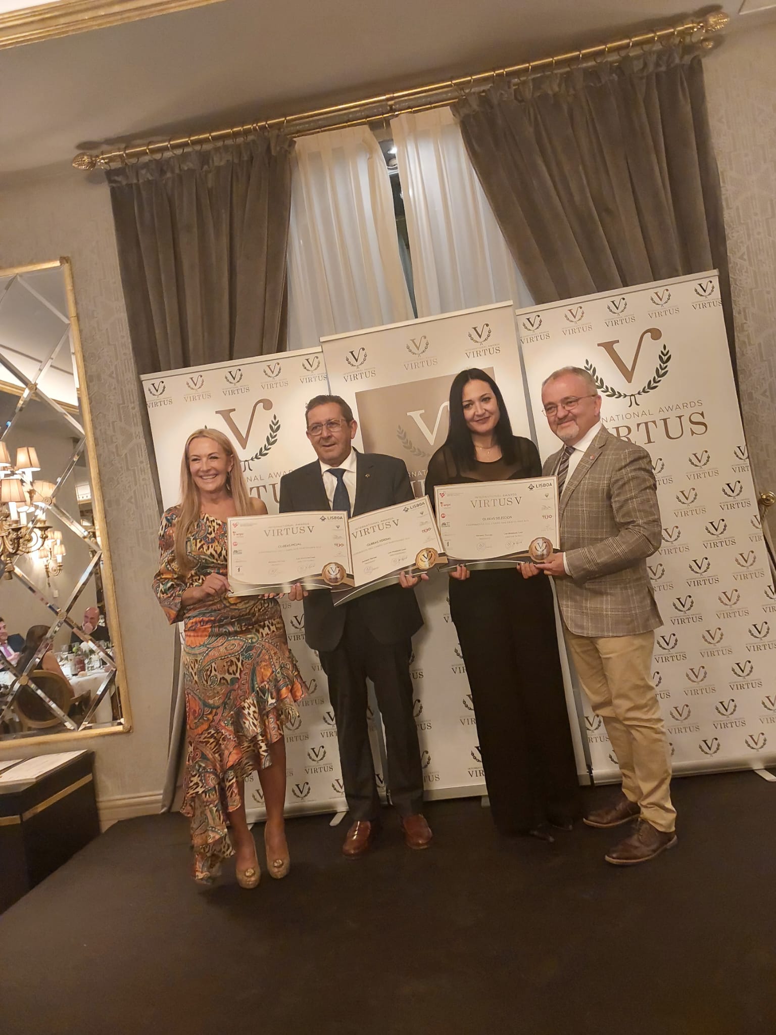 TRIPLE GALARDÓN PARA OLIBEAS EN LOS PREMIOS VIRTUS 2023 Y MEDALLA DE ORO A OLIBEAS ARBEQUINA EN EL CINVE 2023 TRIPLE GALARDÓN PARA OLIBEAS EN LOS PREMIOS VIRTUS 2023 Y MEDALLA DE ORO A OLIBEAS ARBEQUINA EN EL CINVE 2023