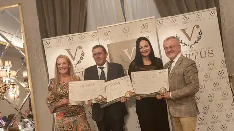 La gran sopresa fué que el propio Alcalde de Beas hiciese entrega del triple premio La gran sopresa fué que el propio Alcalde de Beas hiciese entrega del triple premio