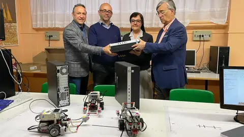 El club Rotario de Palencia dona tres ordenadores al Aula de Robótica del Colegio Santa Rita .