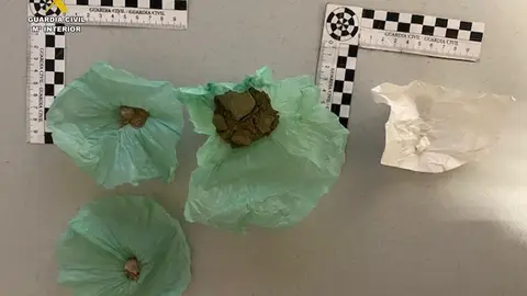 Detenidos en Monóvar un hombre y una mujer con heroína y cocaína en un camino rural muy transitado por senderistas. Detenidos en Monóvar un hombre y una mujer con heroína y cocaína en un camino rural muy transitado por senderistas.