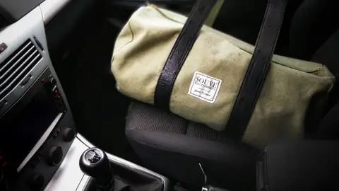 Una bolsa en un coche Una bolsa en un coche