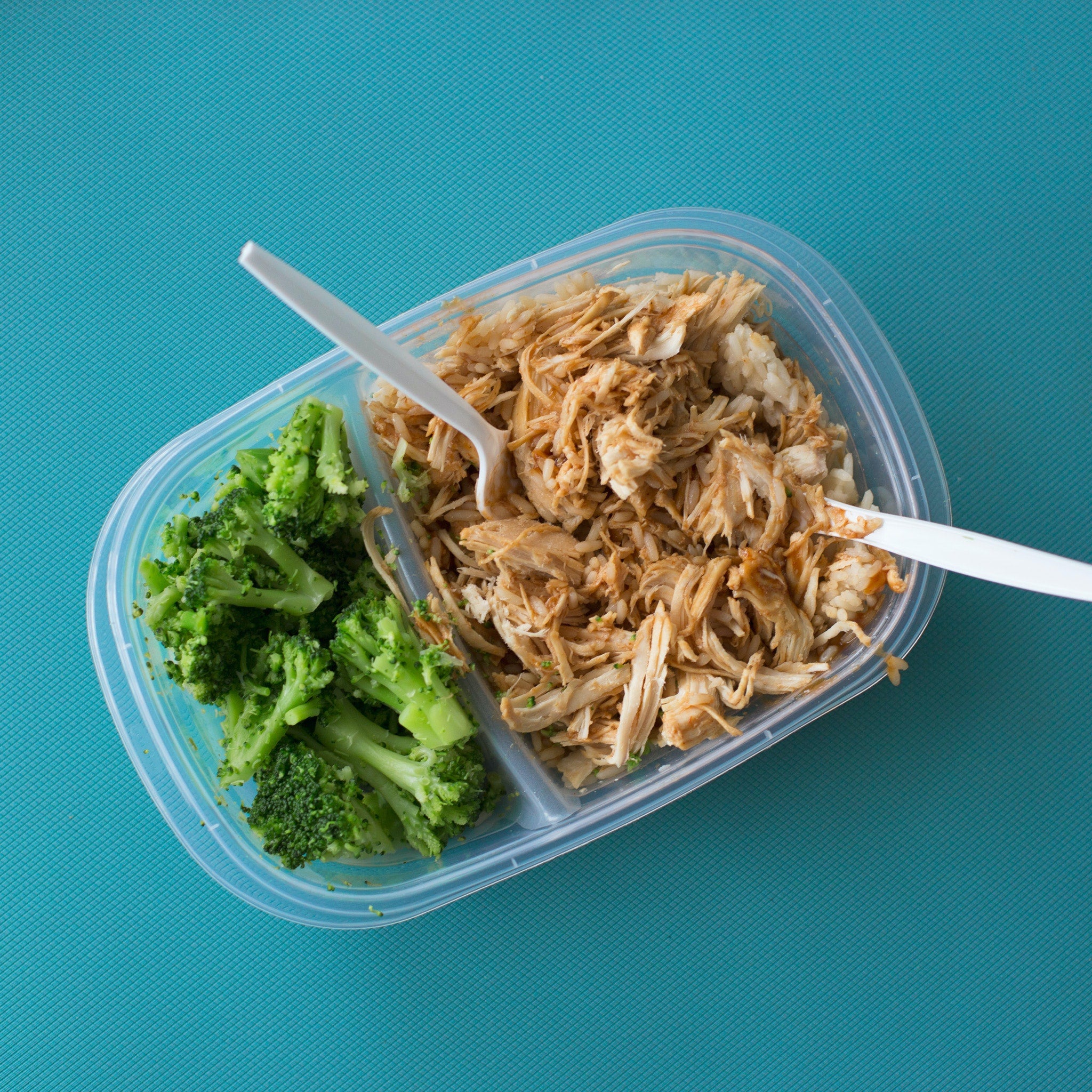 La advertencia de la OCU: por qué debes evitar guardar tu comida en envases de plástico La advertencia de la OCU: por qué debes evitar guardar tu comida en envases de plástico