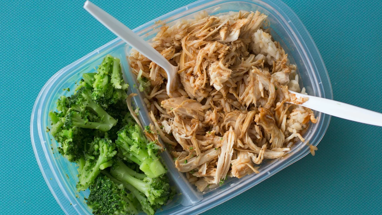 La advertencia de la OCU: por qué debes evitar guardar tu comida en envases de plástico