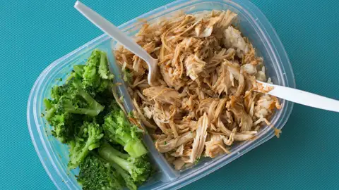 Cómo cocinar sin luz La advertencia de la OCU: por qué debes evitar guardar tu comida en envases de plástico