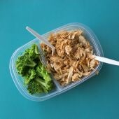 La advertencia de la OCU: por qué debes evitar guardar tu comida en envases de plástico
