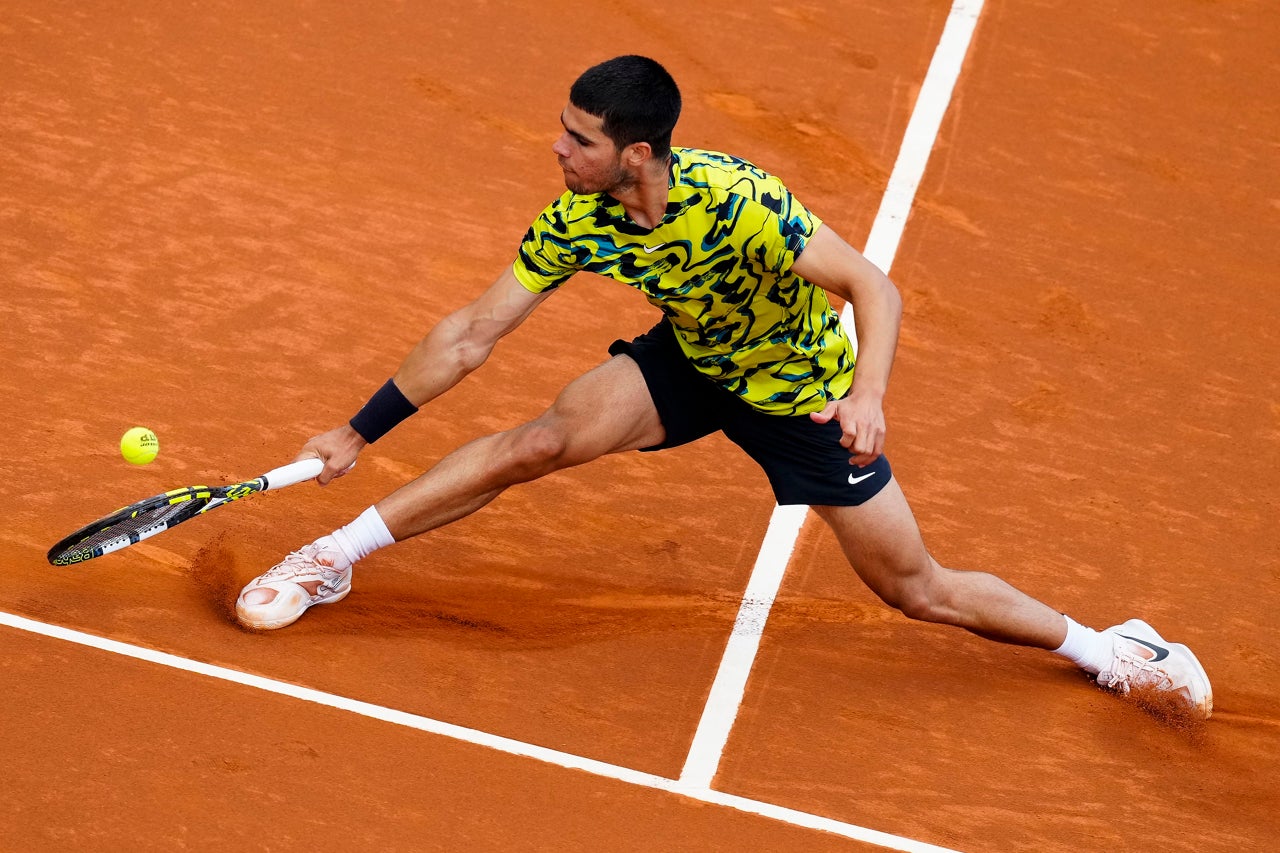 Alcaraz debuta con solvencia en el Conde de Godó Alcaraz debuta con solvencia en el Conde de Godó