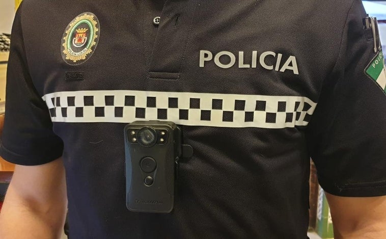 La Policía Local de Zaragoza llevará cámaras en los uniformes La Policía Local de Zaragoza llevará cámaras en los uniformes