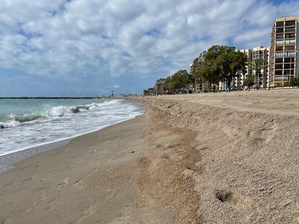 Benicàssim regenera la playa del Heliópolis con arena de Castelló Benicàssim regenera la playa del Heliópolis con arena de Castelló