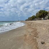 Benicàssim regenera la playa del Heliópolis con arena de Castelló