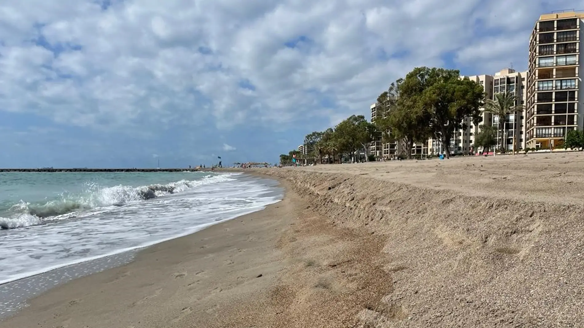 Benicàssim regenera la playa del Heliópolis con arena de Castelló