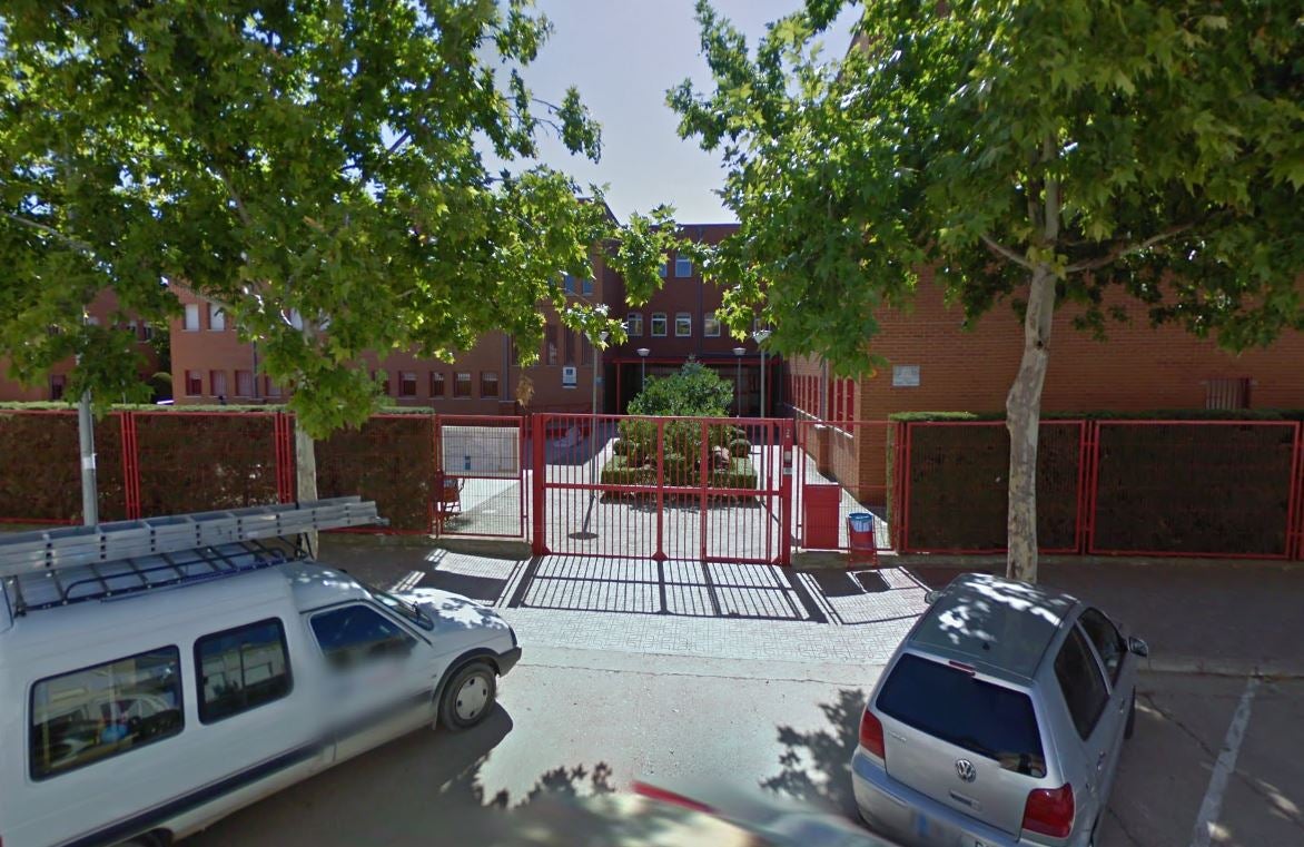 Un alumno de 13 años intenta agredir con unas tijeras a una profesora en Caudete (Albacete) Un alumno de 13 años intenta agredir con unas tijeras a una profesora en Caudete (Albacete)