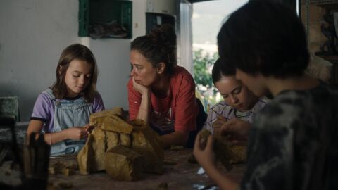 Las actrices Sof&iacute;a Otero y Patricia L&oacute;pez Arnaiz, en un fotograma de la pel&iacute;cula '20.000 especies de abejas'