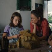 Las actrices Sofía Otero y Patricia López Arnaiz, en un fotograma de la película '20.000 especies de abejas'