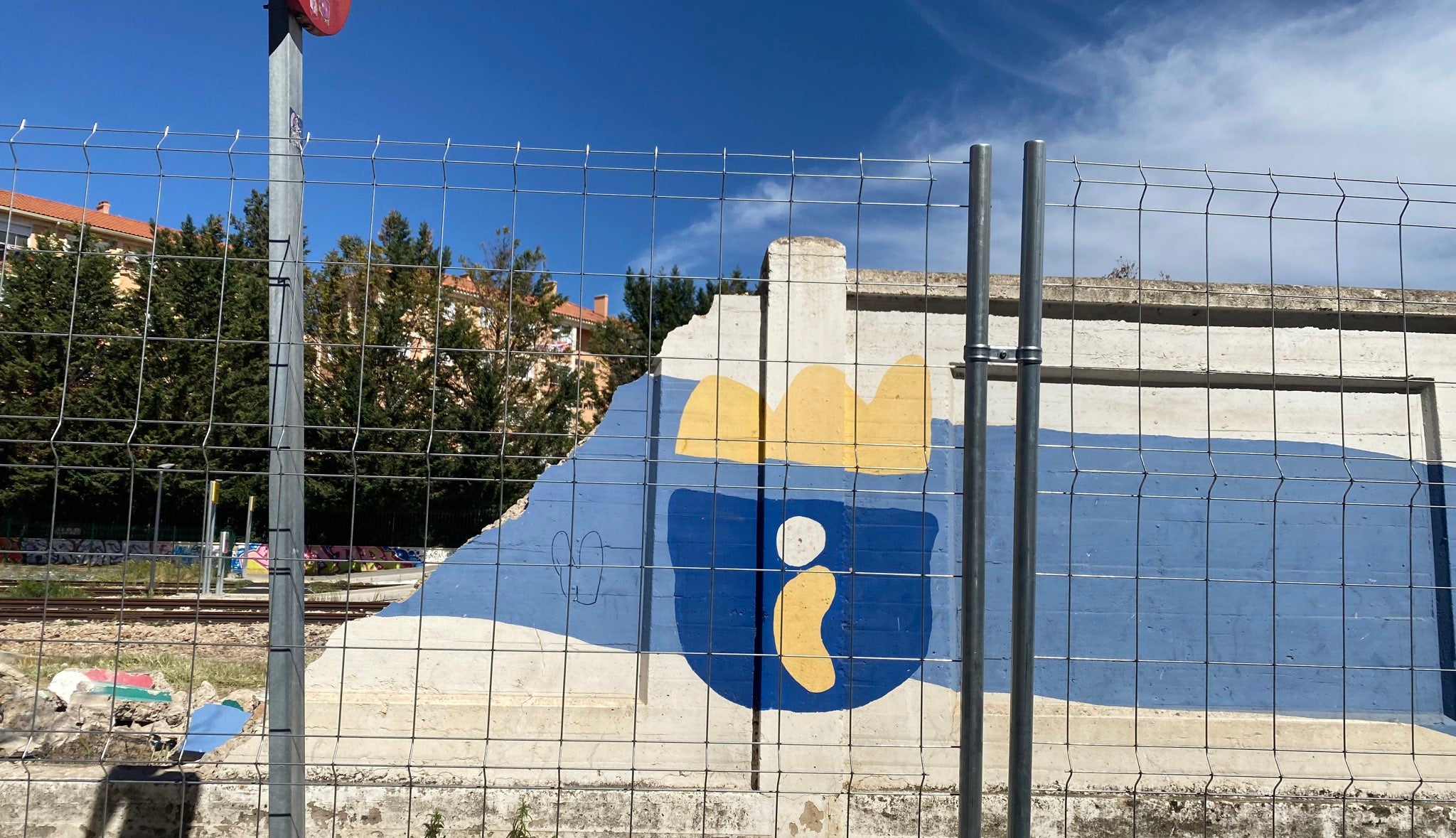 Paralizan el derribo del muro de los terrenos de Renfe Paralizan el derribo del muro de los terrenos de Renfe