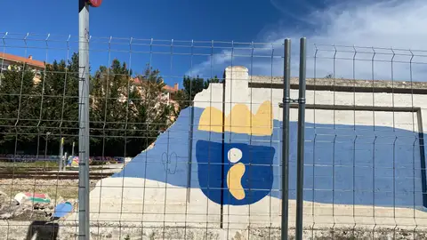 Los trabajos de derribo se han paralizado a la altura de la bandera de Galicia Los trabajos de derribo se han paralizado a la altura de la bandera de Galicia