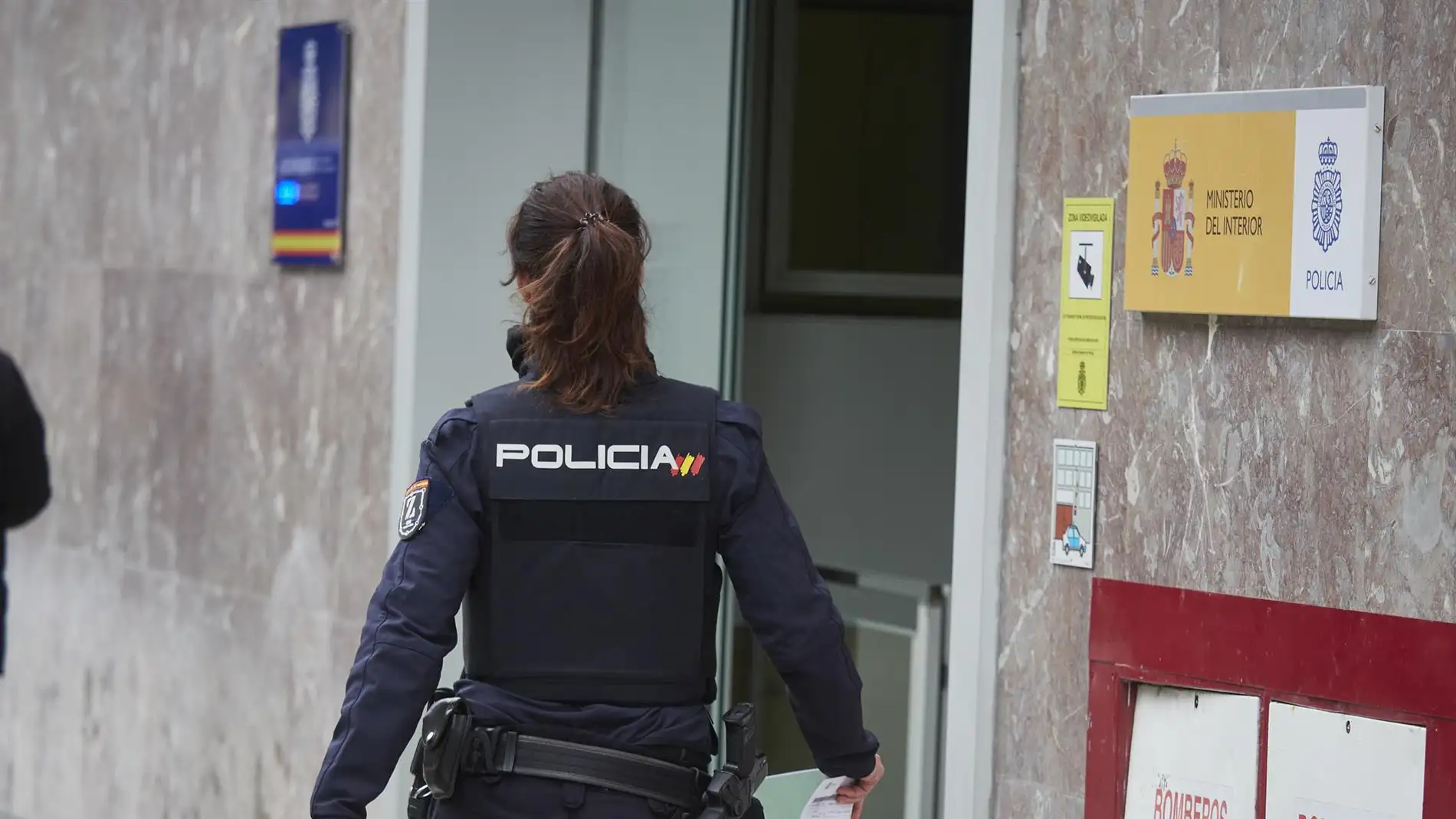 Una agente de la Policía Nacional en la Jefatura Superior de la Policía de Pamplona