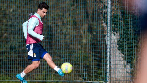 Ra&uacute;l Moro, golpea un bal&oacute;n 15-02-2023