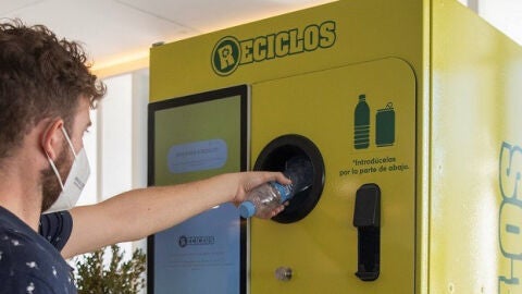 Una de las máquinas Reciclos instalada en edificios municipales