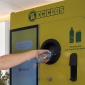 Una de las máquinas Reciclos instalada en edificios municipales