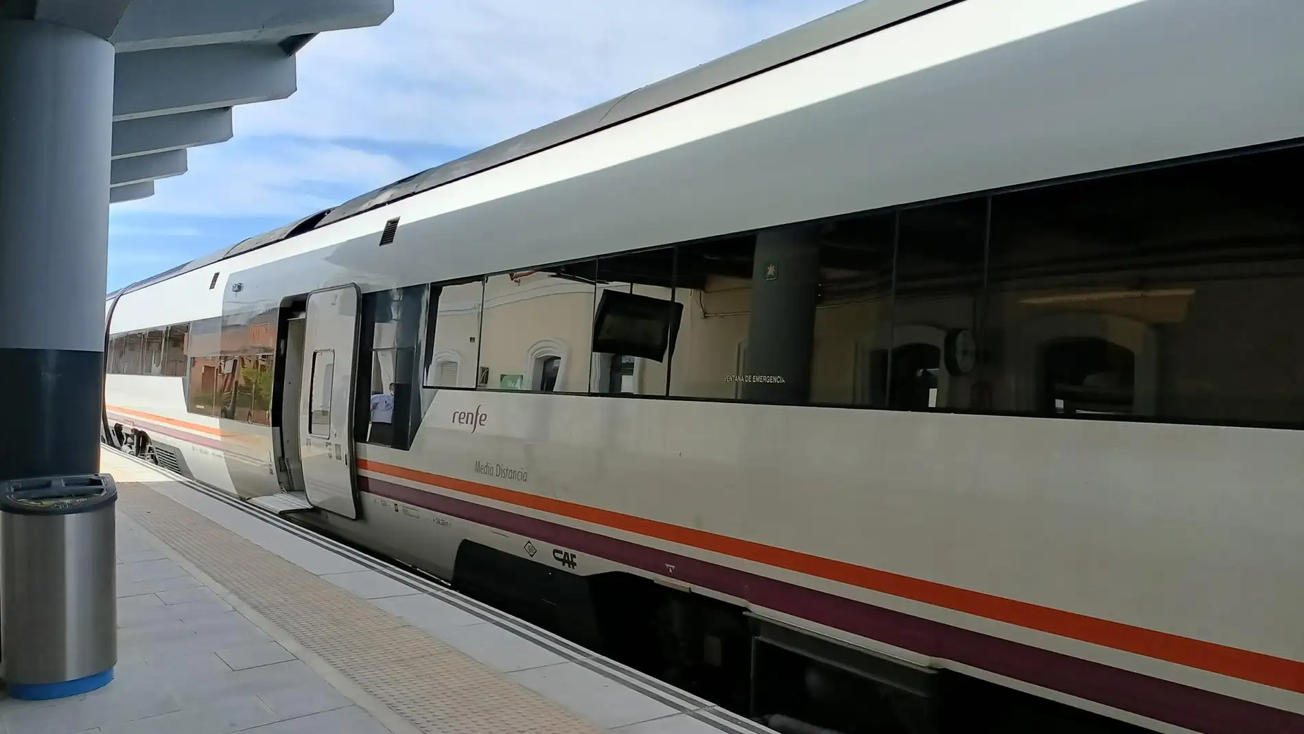 Tren de Renfe espera para salir en la estación de Pamplona/Iruña