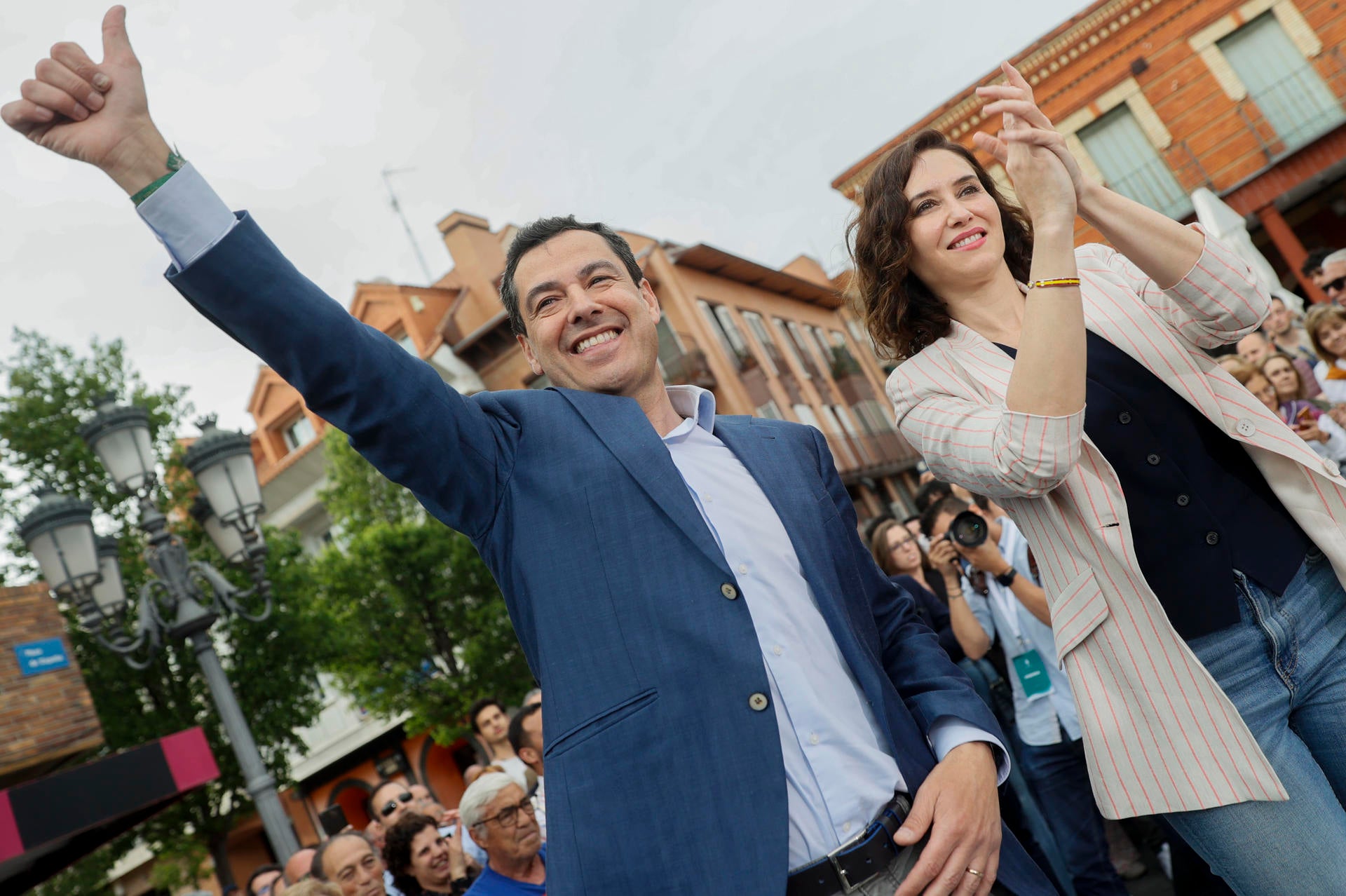 Ayuso y Moreno hacen frente común contra "la España de Sánchez": "No está capacitado para hacer políticas para la mayoría" Ayuso y Moreno hacen frente común contra "la España de Sánchez": "No está capacitado para hacer políticas para la mayoría"